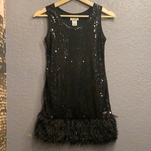 GUESS - tank w black sequins and faux feather fluff on the hem - L - Picture 15 of 16